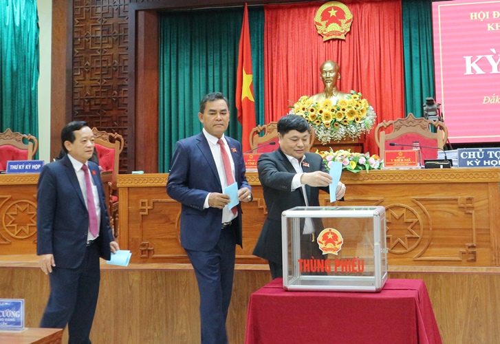 Kỳ họp thứ 11, khoá IX, nhiệm kỳ 2016 - 2020 tiếp tục phiên làm việc buổi chiều 8/12